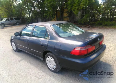 2000 Honda Accord 2.3 Lx from USA, damaged, VIN 1HGCG6658YA069556